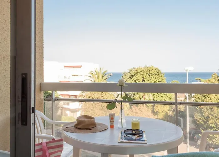Pierre & La Rostagne 3* جوان ليه باه